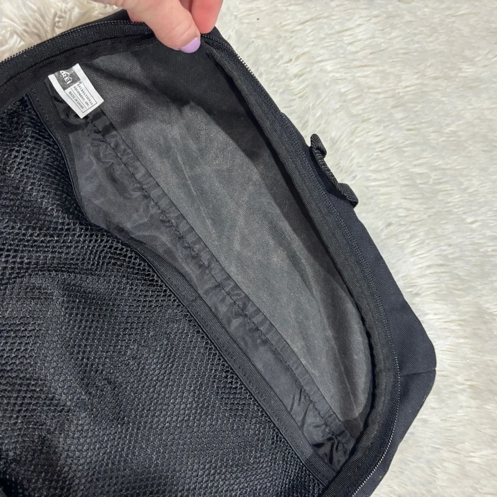 REI Hanging Toiletry Bag Hunter Green 13
